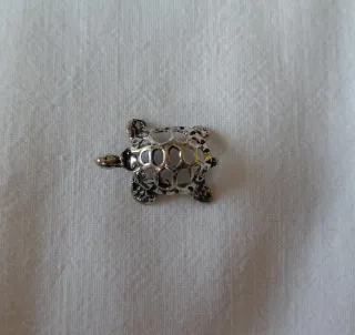 Tartaruga in miniatura metallica