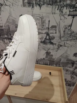 Zapatillas blancas sin usar