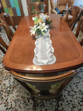 Mesa de comedor clásica y 6 sillas