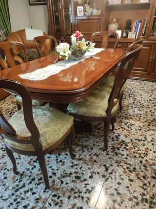 Mesa de comedor clásica y 6 sillas