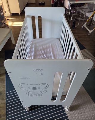 Cuna Micuna blanca con ruedas, se adapta a colecho