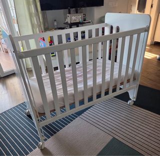 Cuna Micuna blanca con ruedas, se adapta a colecho