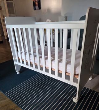 Cuna Micuna blanca con ruedas, se adapta a colecho
