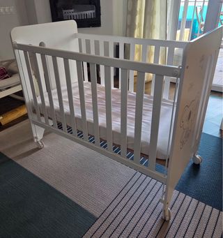 Cuna Micuna blanca con ruedas, se adapta a colecho
