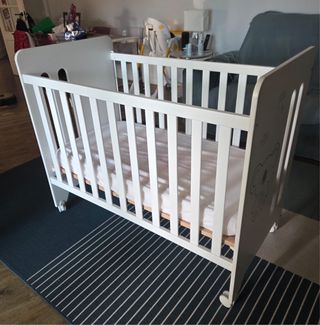 Cuna Micuna blanca con ruedas, se adapta a colecho