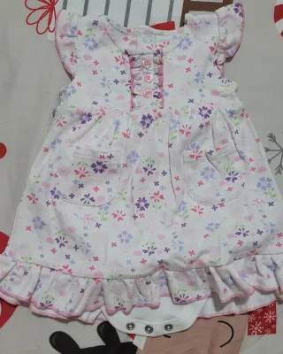 Vestidos y conjuntos de bebé, entre 3 y 6 meses.
