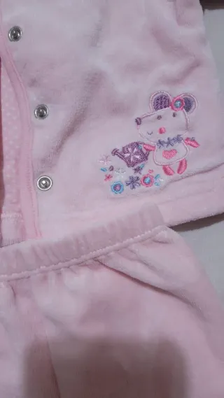 Vestidos y conjuntos de bebé, entre 3 y 6 meses.