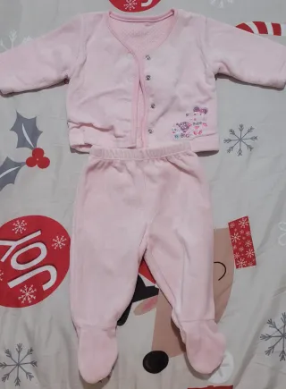 Vestidos y conjuntos de bebé, entre 3 y 6 meses.