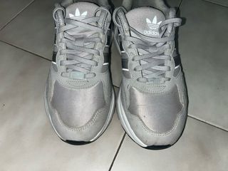 Zapatillas Adidas Grises y Plateadas ( unisex )