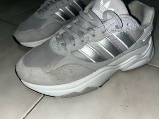 Zapatillas Adidas Grises y Plateadas ( unisex )