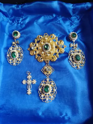 Aderezo dorado con perlas y cristales verdes