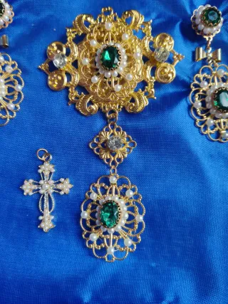 Aderezo dorado con perlas y cristales verdes