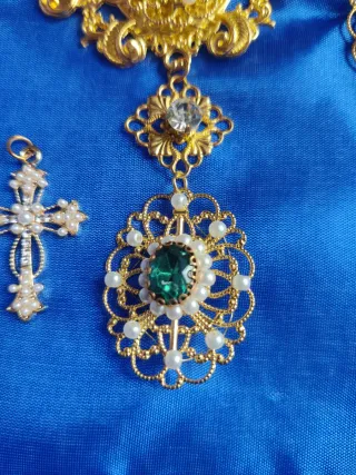 Aderezo dorado con perlas y cristales verdes