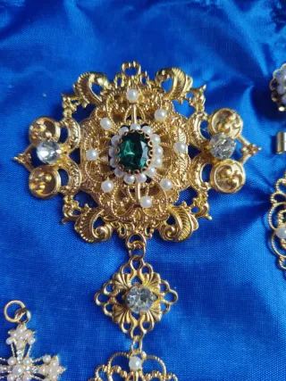 Aderezo dorado con perlas y cristales verdes