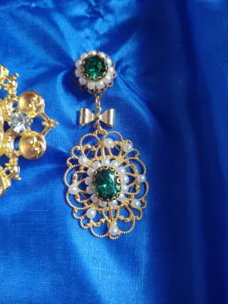 Aderezo dorado con perlas y cristales verdes