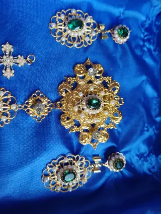 Aderezo dorado con perlas y cristales verdes