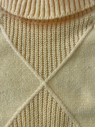 Jersey de punto amarillo con cuello alto