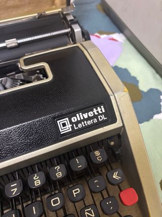 Máquina de escribir Olivetti Lettera DL