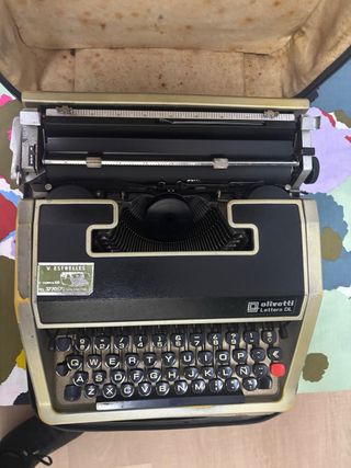 Máquina de escribir Olivetti Lettera DL