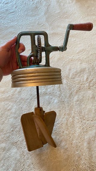 Antigua batidora manual de mantequilla (Bernar)