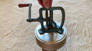 Antigua batidora manual de mantequilla (Bernar)