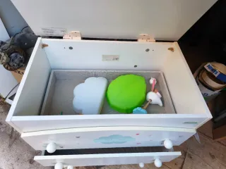 Cómoda bebé blanca con nubes