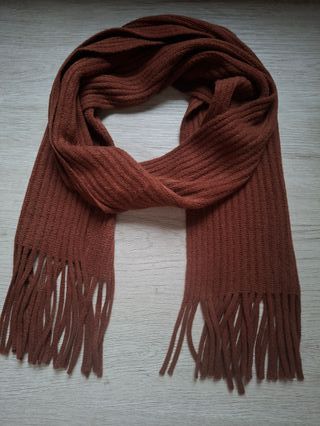 Bufanda unisex de punto marrón con flecos