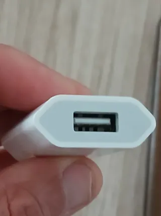 Funda de cuiro iPhone 14 pro max y auriculares