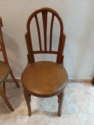 Silla de madera marrón
