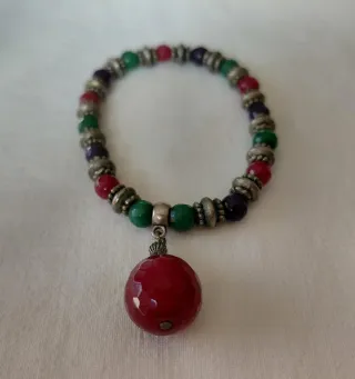Bracciale multicolore con ciondolo rosso