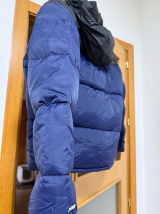 Chaqueta The North Face azul y negra