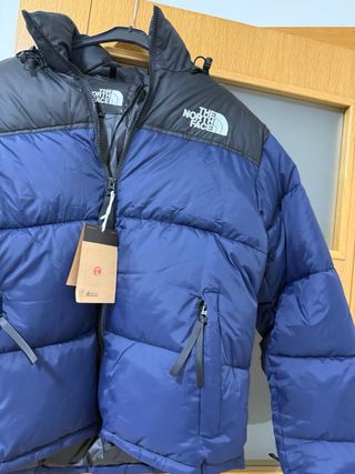 Chaqueta The North Face azul y negra