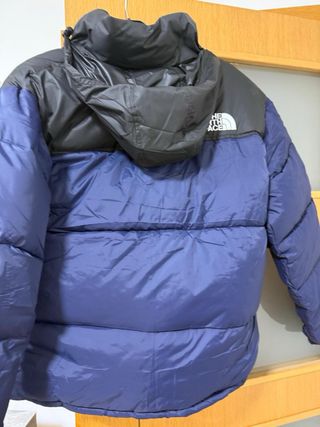 Chaqueta The North Face azul y negra