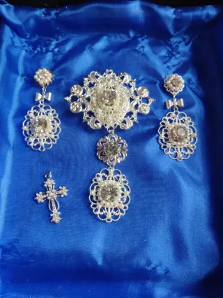 Aderezo plateado cristales y perlas