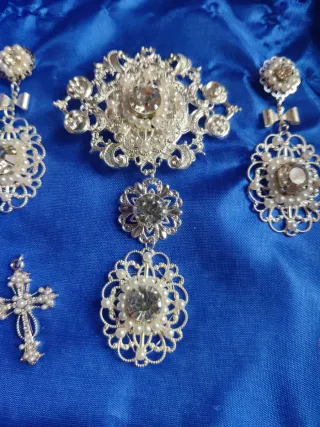 Aderezo plateado cristales y perlas