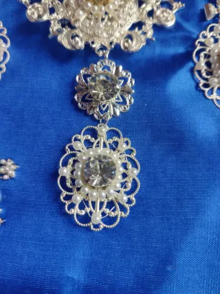 Aderezo plateado cristales y perlas