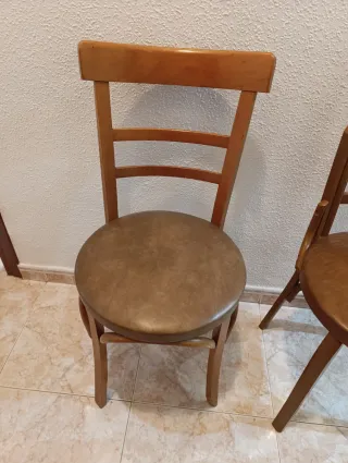 Silla de madera con asiento polipiel