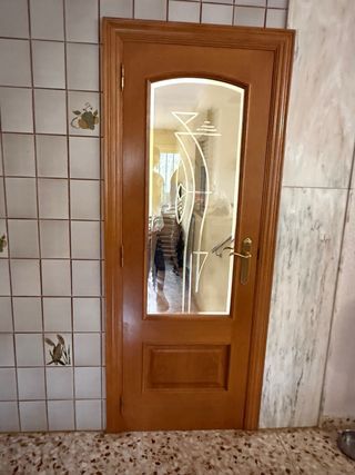 Puertas de roble con marco y manivelas
