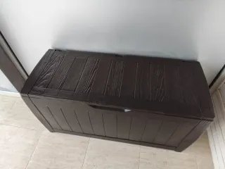 Baúl exterior de plástico marrón