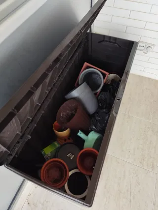 Baúl exterior de plástico marrón