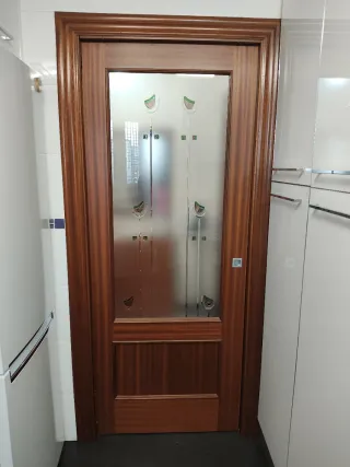 Puerta de madera con cristal decorado