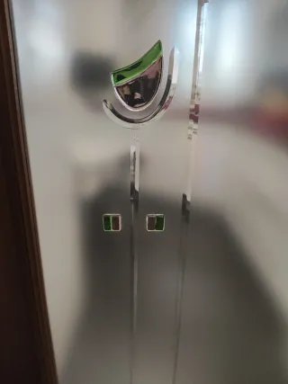 Puerta de madera con cristal decorado