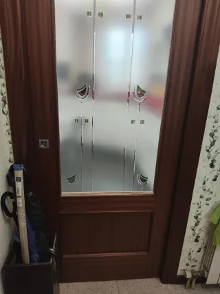 Puerta de madera con cristal decorado