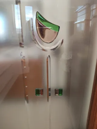 Puerta de madera con cristal decorado