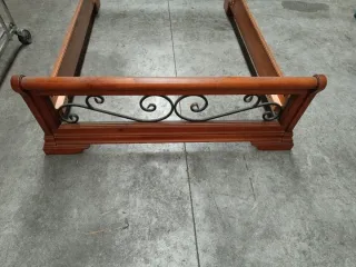 Cama de madera y metal