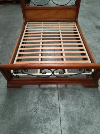 Cama de madera y metal