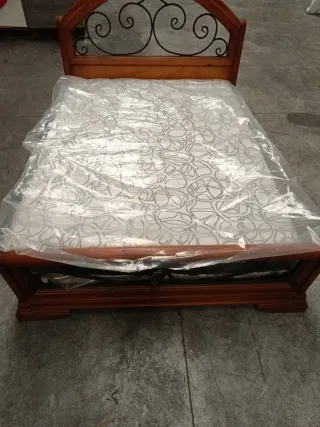 Cama de madera y metal