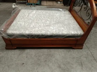 Cama de madera y metal