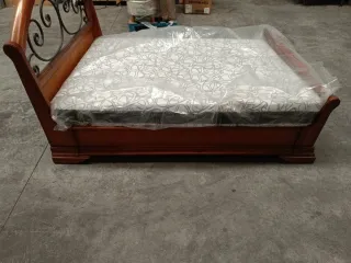 Cama de madera y metal