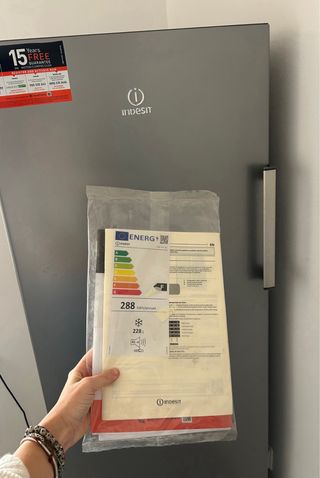 Congelador Vertical Indesit Gris